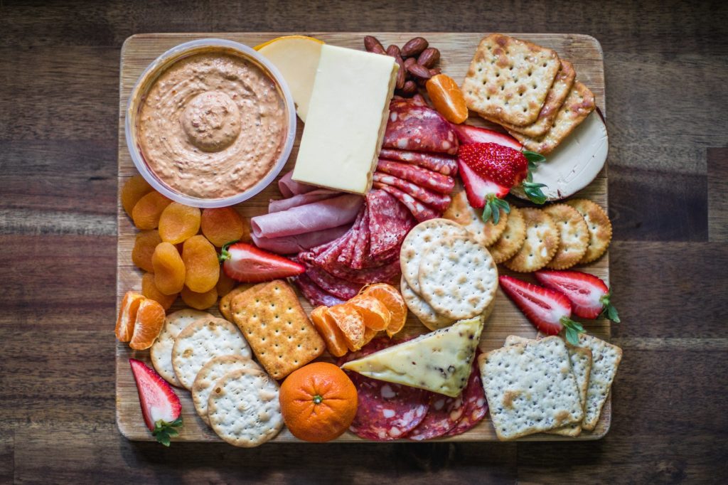 crackers cheese and fruits