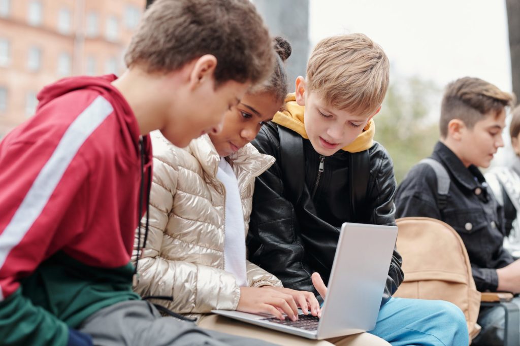 children using laptop