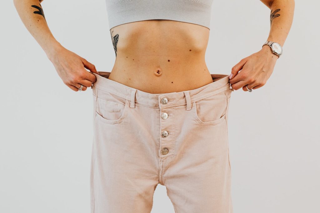 woman wearing an oversized denim pants